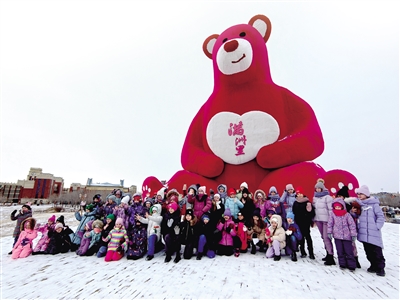 外國游客在滿洲裡地標城中草原“熊小滿”打卡拍照。王化勇 攝