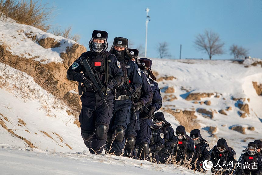 突击队员在边境地区巡逻踏查，穿越雪原。吕昊俊摄