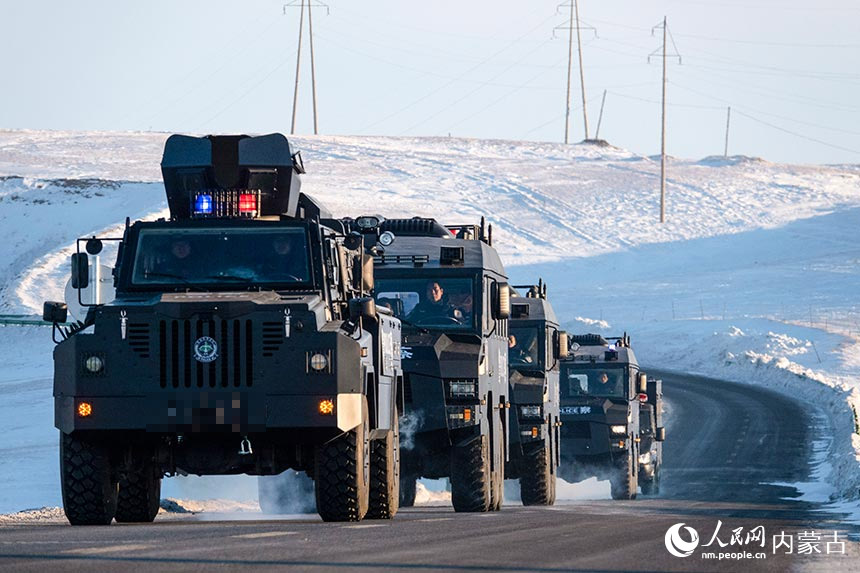 突击队员驾车巡逻。吕昊俊摄