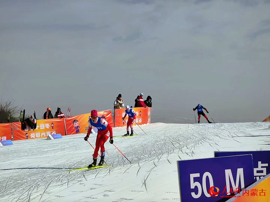 “十四冬”越野滑雪资格赛比赛现场。人民网记者 赵梦月摄