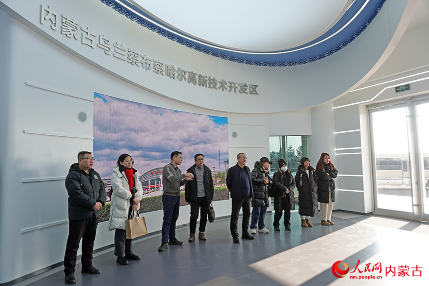 采访团了解乌兰察布大数据产业发展现状。实习生 王泽桐摄