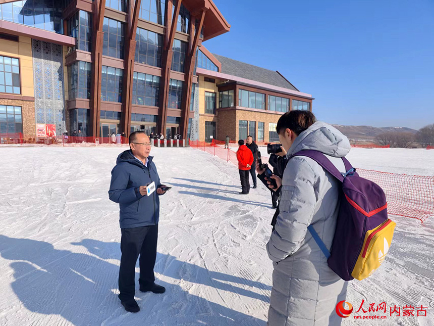 采访团在大河湾滑雪场了解冰雪运动、冰雪旅游发展情况。人民网记者 赵梦月摄