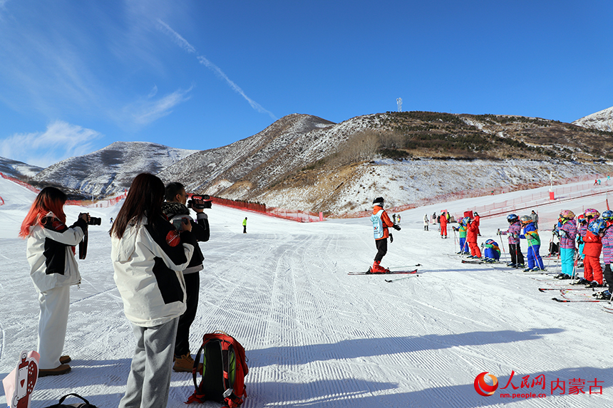 采访团在凉城滑雪场采访前来上滑雪课的小学生。人民网记者 苗阳摄