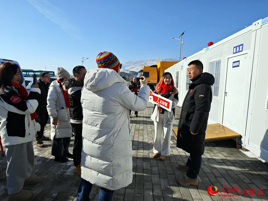 采访团在凉城滑雪场采访赛事保障人员。人民网记者 苗阳摄