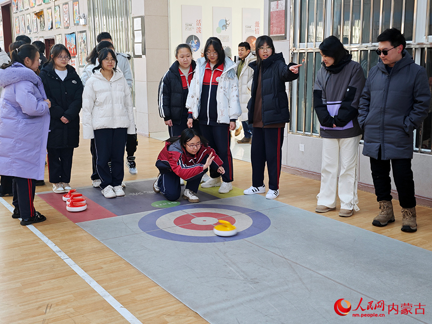 采访团在曙光中学了解“冰雪进校园”开展情况。人民网记者 苗阳摄