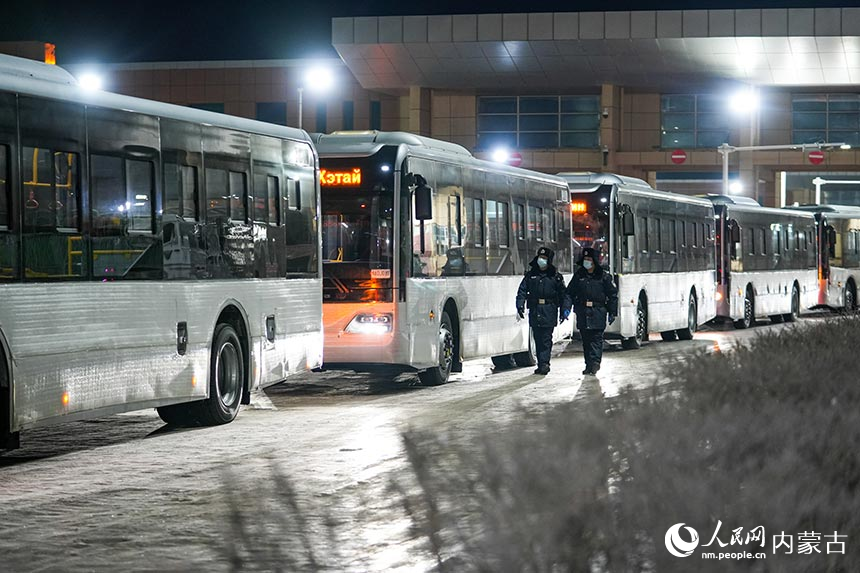 二连出入境边防检查站移民管理警察对出境公交车进行车体检查。杨金烨摄