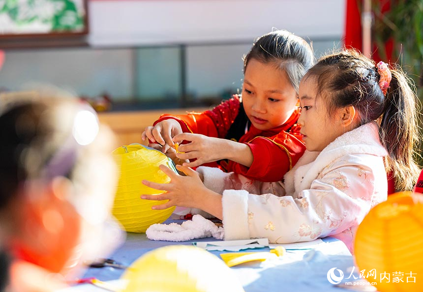 呼和浩特市玉泉区南柴火市街小学学生在拼装“龙年”灯笼。丁根厚摄