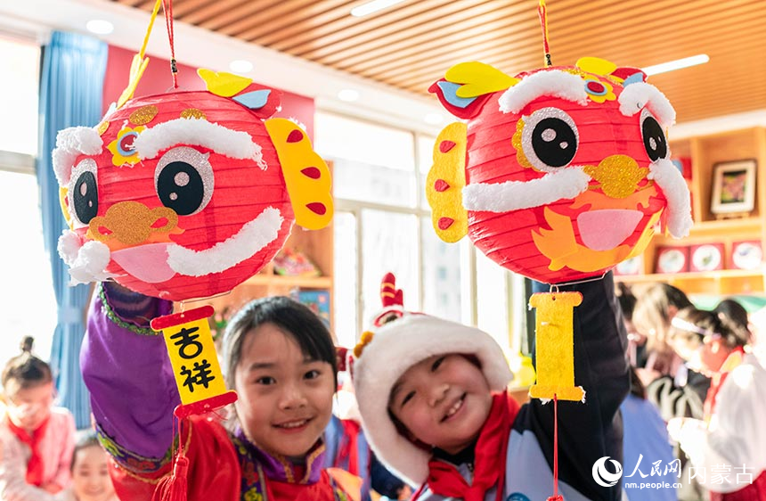 呼和浩特市玉泉区南柴火市街小学学生在展示拼装的“龙年”灯笼。丁根厚摄