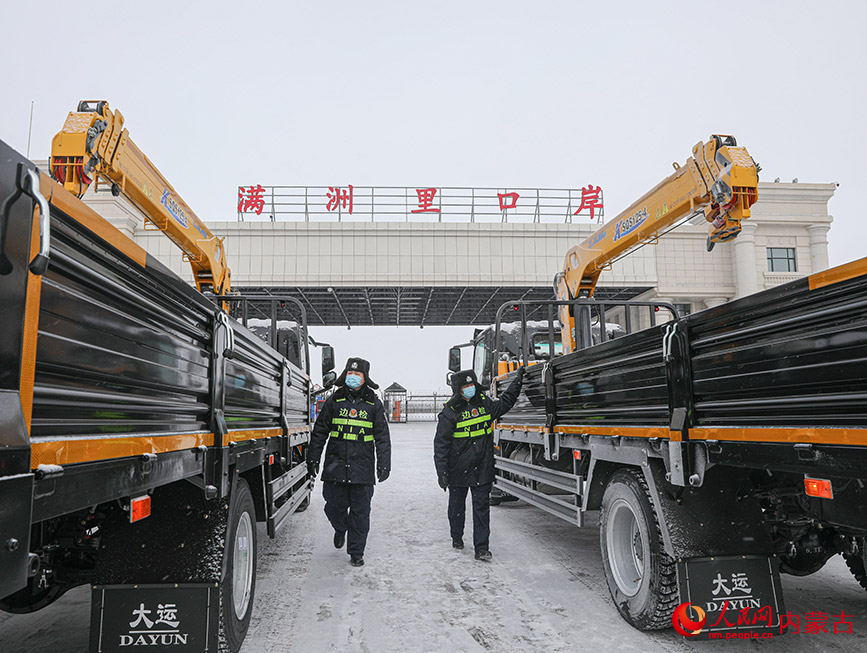 滿洲裡邊檢站民警在口岸內巡查查驗出口商品車。安吉拉攝