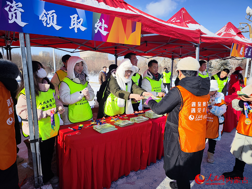 活动现场领取完赛奖牌。人民网记者 赵梦月摄