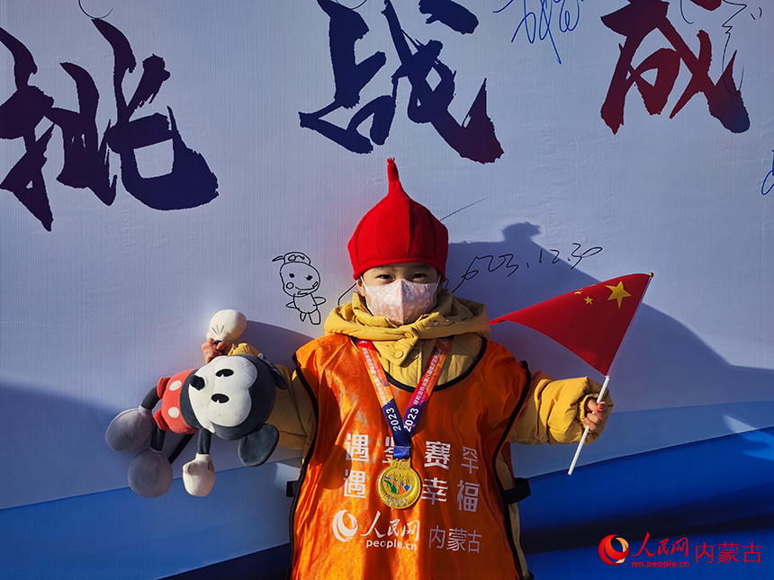 小朋友在活动现场拍照留念。人民网记者 赵梦月摄