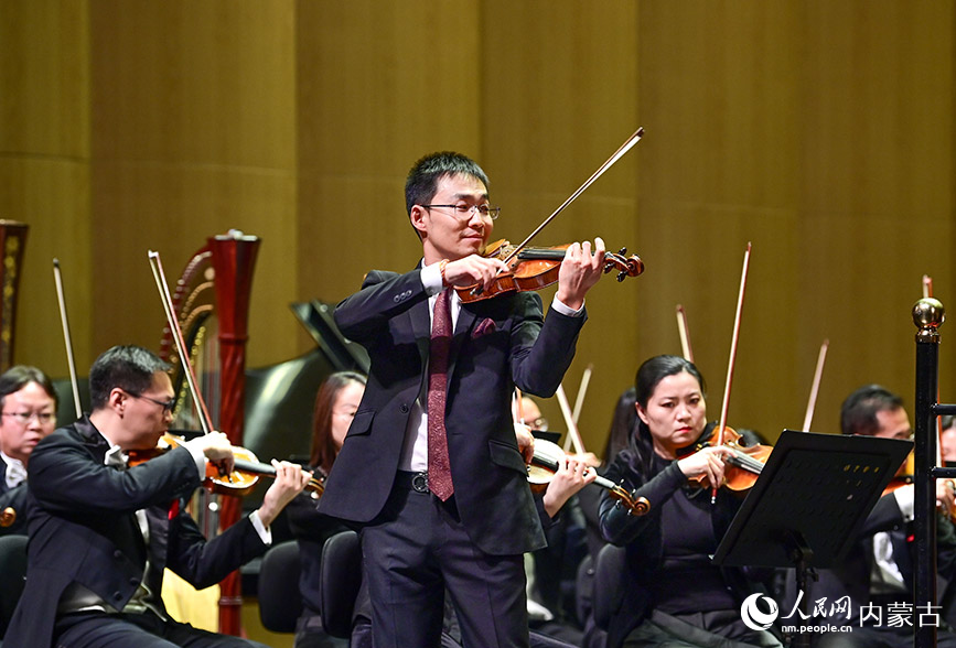 2023年12月31日，演員在“文暖北疆”主題2024新年音樂會中演奏小提琴協奏曲《卡門幻想曲》。王正攝