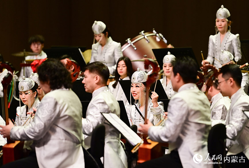 2023年12月31日，演員在“文暖北疆”主題2024新年音樂會中演奏民族管弦樂曲《大河頌》。王正攝