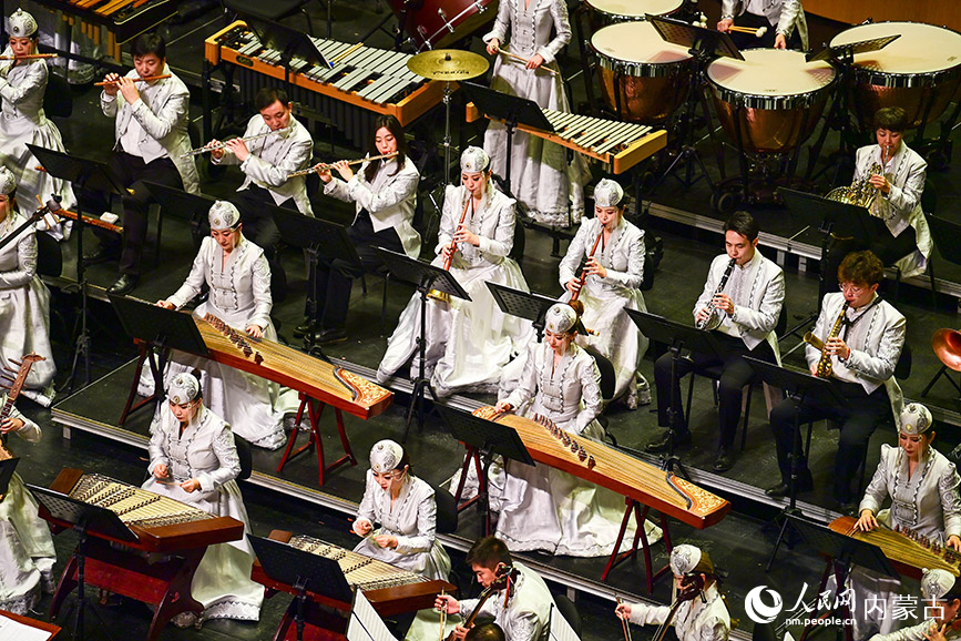 2023年12月31日，演員在“文暖北疆”主題2024新年音樂會中演奏民族管弦樂曲《高原行》。王正攝