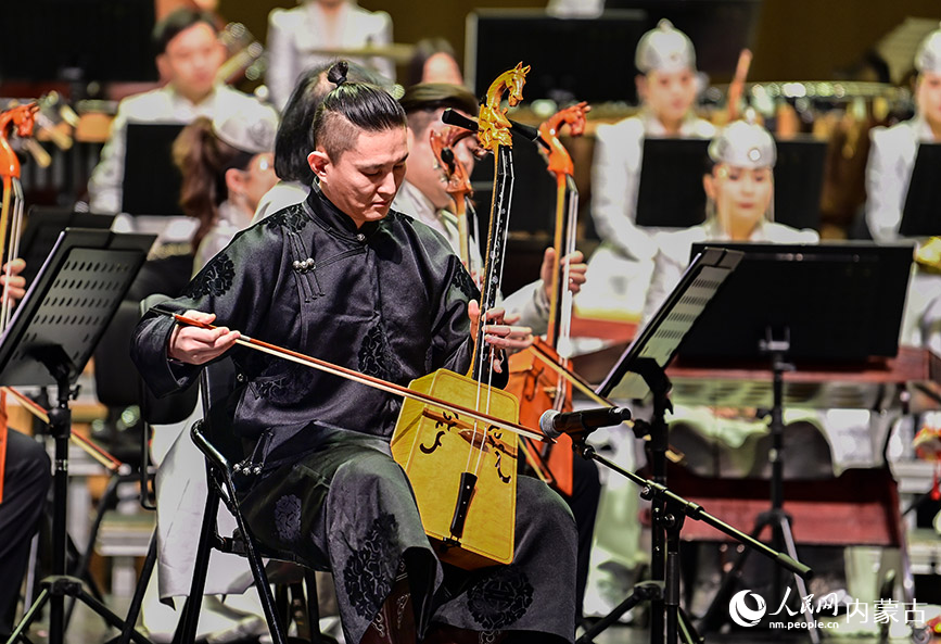 2023年12月31日，演員在“文暖北疆”主題2024新年音樂會中演奏馬頭琴協奏曲《邊關情》。王正攝