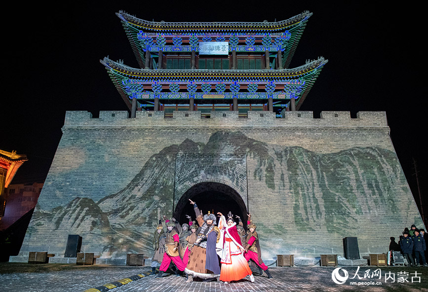 2023年12月31日，演员在呼和浩特市玉泉区塞上老街旅游休闲街区跨年夜活动现场表演沉浸式演出“千秋昭君塞上情”。丁根厚摄