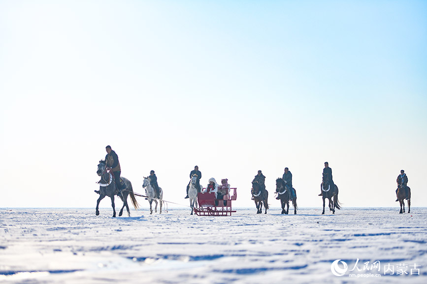 哈素海湖面,马拉雪橇。杨鑫摄
