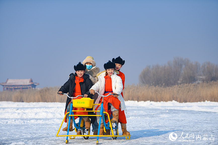 游客骑行冰上滑雪车。杨鑫摄