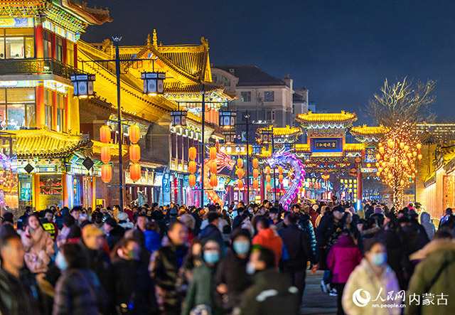 2023年12月31日，游人在呼和浩特市玉泉區塞上老街旅游休閑街區跨年夜活動現場游玩。丁根厚攝