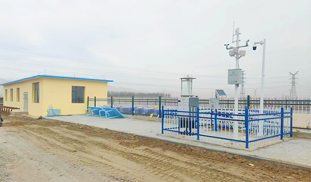 柴脑包村新建的沉沙池和水肥一体化水泵站。王佳妮摄
