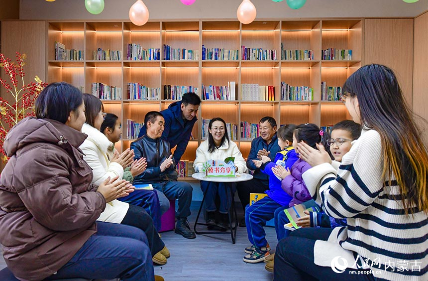 讀者在鄂托克前旗昂素鎮草原書屋中心書房內分享讀書體會。王正攝