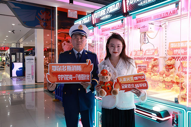 与获得小熊的市民合影