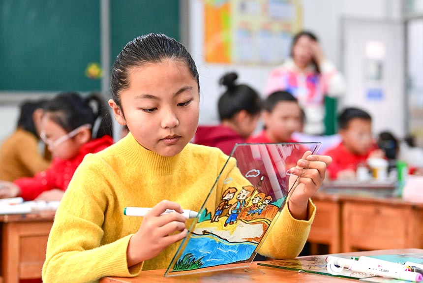 鄂托克前旗第二小學玻璃畫社團學生在繪制玻璃畫。王正攝