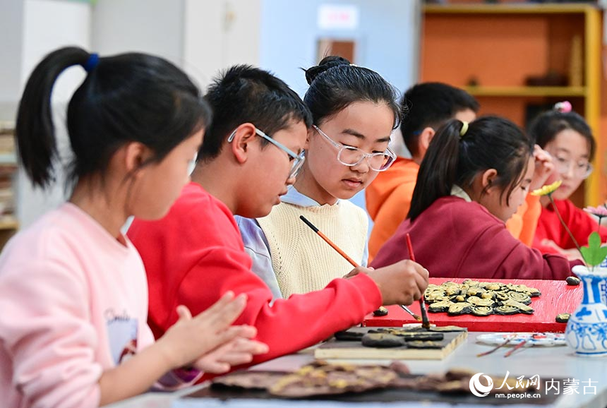 鄂托克前旗第二小學泥塑社團學生在學習體驗泥塑制作技藝。王正攝