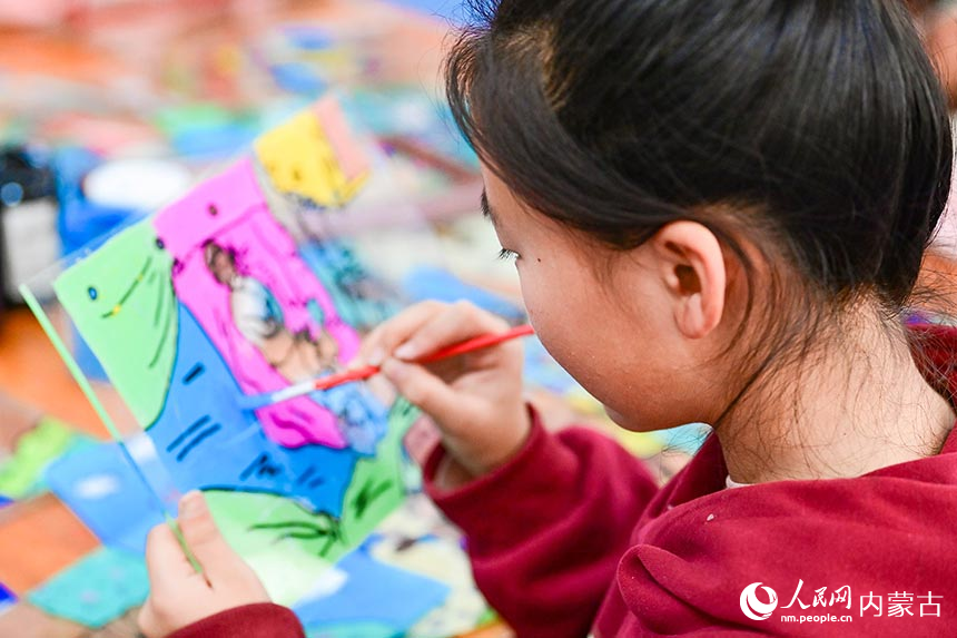 鄂托克前旗第二小學玻璃畫社團學生在繪制玻璃畫。王正攝