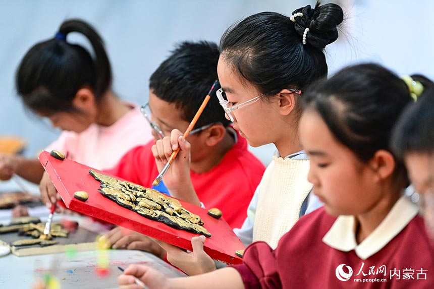 鄂托克前旗第二小學泥塑社團學生在學習體驗泥塑制作技藝。王正攝