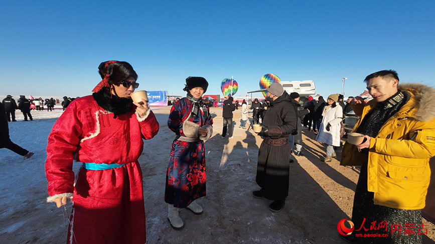 开幕式现场，游客品尝美食。人民网记者 刘艺琳摄
