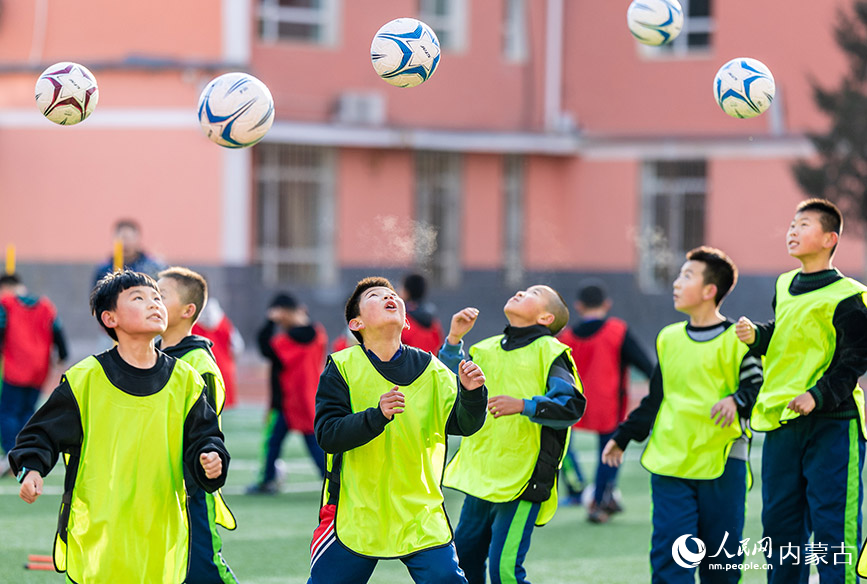 2024年1月8日，呼和浩特市玉泉区南茶坊小学的小球员们在进行头球训练。丁根厚摄