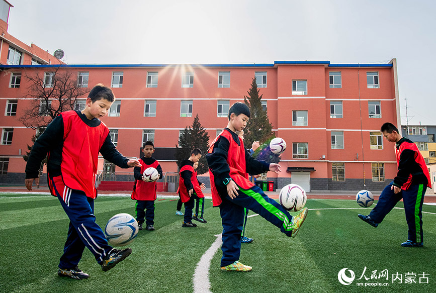 2024年1月8日，呼和浩特市玉泉區南茶坊小學的小球員們在練習顛球。丁根厚攝