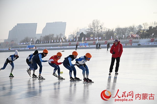 參與群眾項目的速度滑冰運動員正在東河冰場訓練。人民網記者 劉藝琳攝