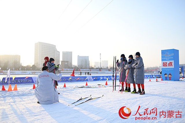 來自福建的參賽隊伍在東河冰場合影留念。人民網記者 劉藝琳攝