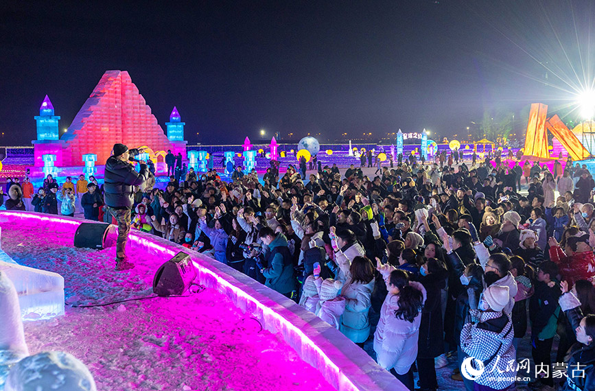 2024年1月12日，主持人在第三屆呼和浩特歡樂冰雪節開幕式現場與游客互動。丁根厚攝