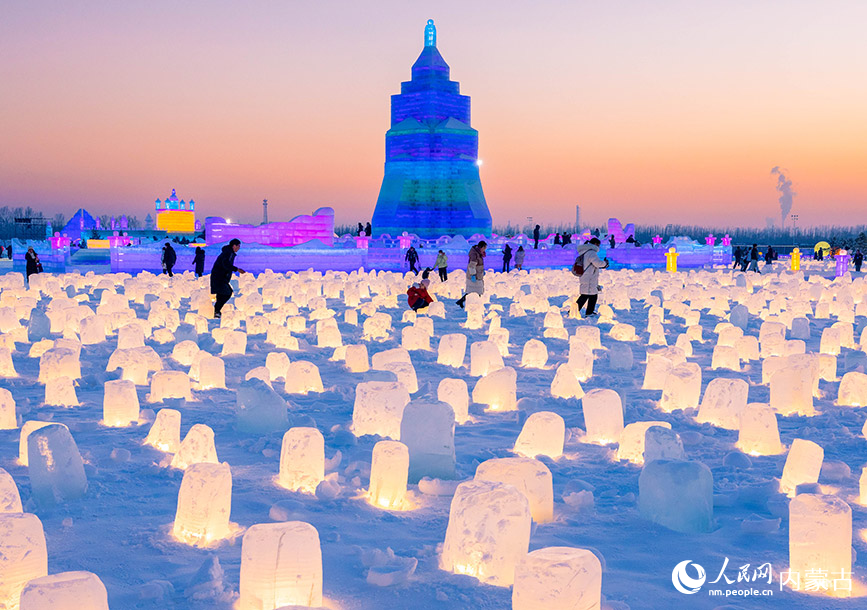 2024年1月12日，游客在第三屆呼和浩特歡樂冰雪節活動現場欣賞冰雕。丁根厚攝
