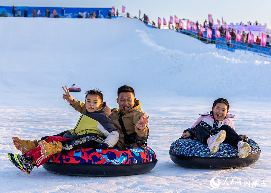 2024年1月12日，游客在第三屆呼和浩特歡樂冰雪節活動現場體驗雪圈項目。丁根厚攝