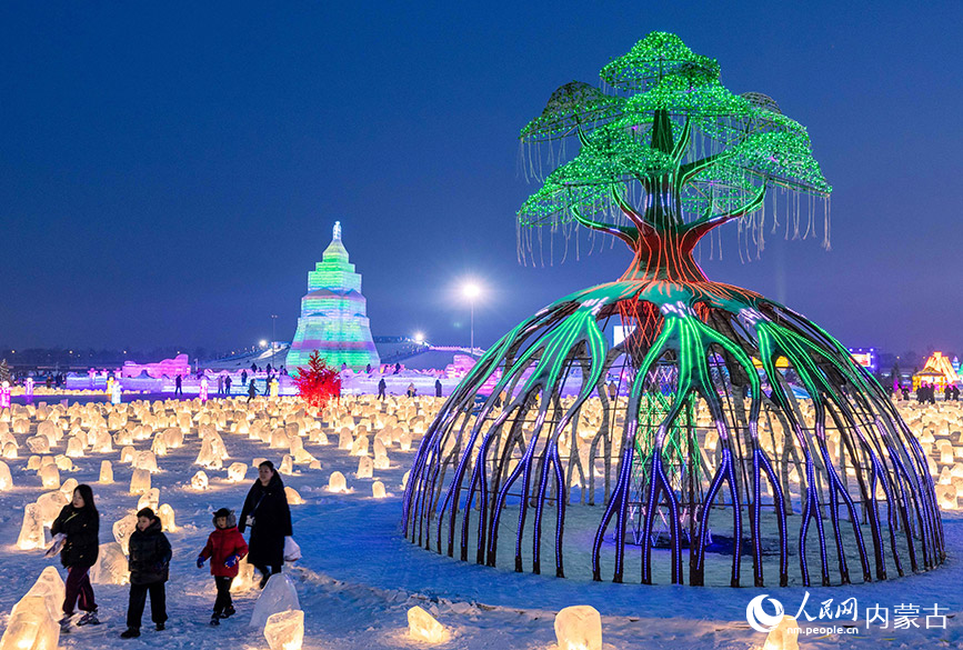 2024年1月12日，游客在第三届呼和浩特欢乐冰雪节活动现场欣赏冰雕。丁根厚摄