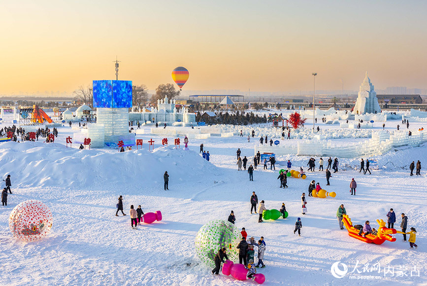 2024年1月12日，游客在第三屆呼和浩特歡樂冰雪節活動現場體驗冰雪項目。丁根厚攝