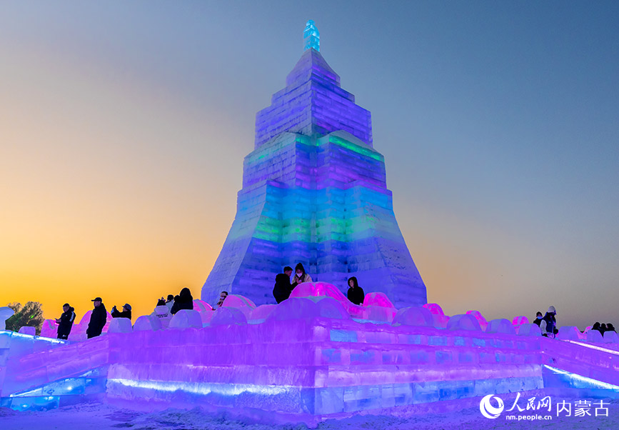 2024年1月12日，游客在第三届呼和浩特欢乐冰雪节活动现场欣赏冰雕。丁根厚摄