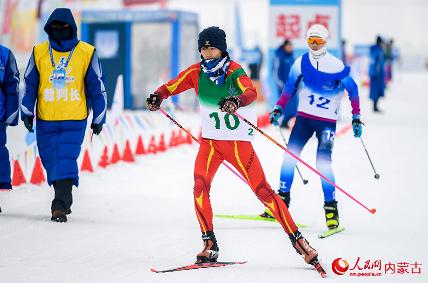 1月13日，参赛选手在越野滑雪比赛中。丁根厚摄