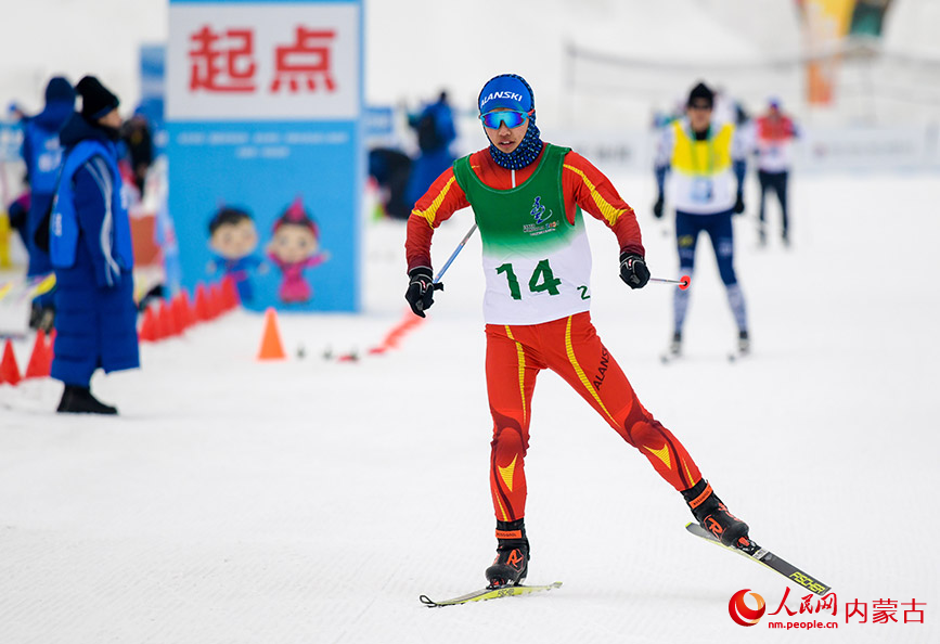 1月13日，参赛选手在越野滑雪比赛中。丁根厚摄