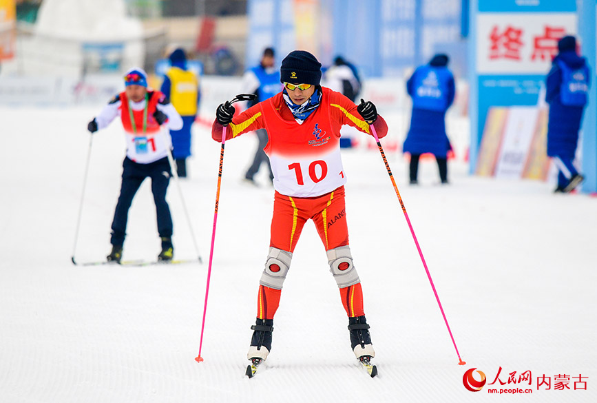 1月13日，参赛选手在越野滑雪比赛中。丁根厚摄