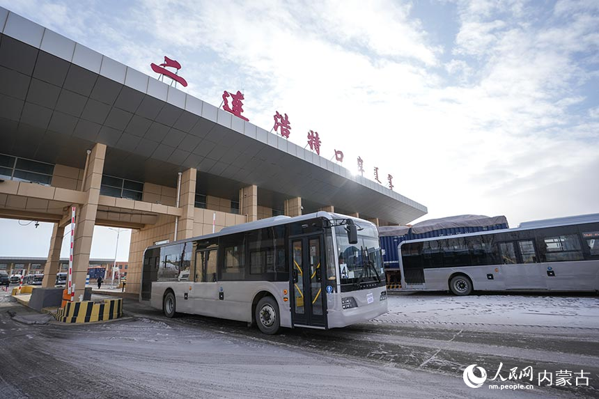 公交車從內蒙古二連浩特公路口岸貨運通道出境。郭鵬杰攝