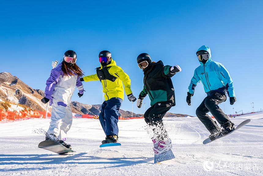 滑雪愛好者在呼和浩特市馬鬃山滑雪場練習滑雪。丁根厚攝