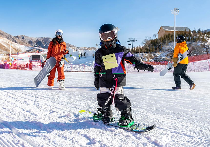 小朋友在內蒙古呼和浩特市馬鬃山滑雪場練習滑雪。丁根厚攝