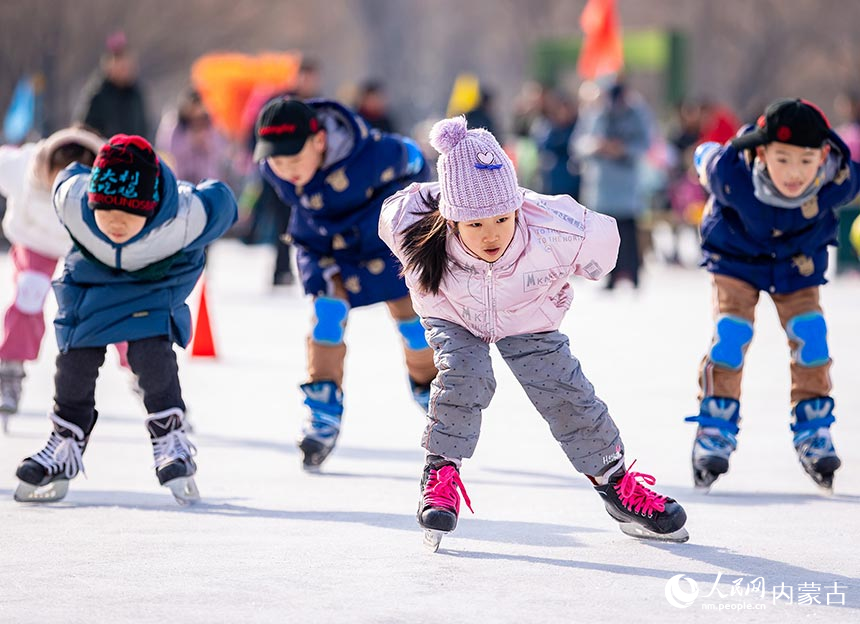 小朋友在呼和浩特市青城公园公益冰雪场滑冰健身。丁根厚摄