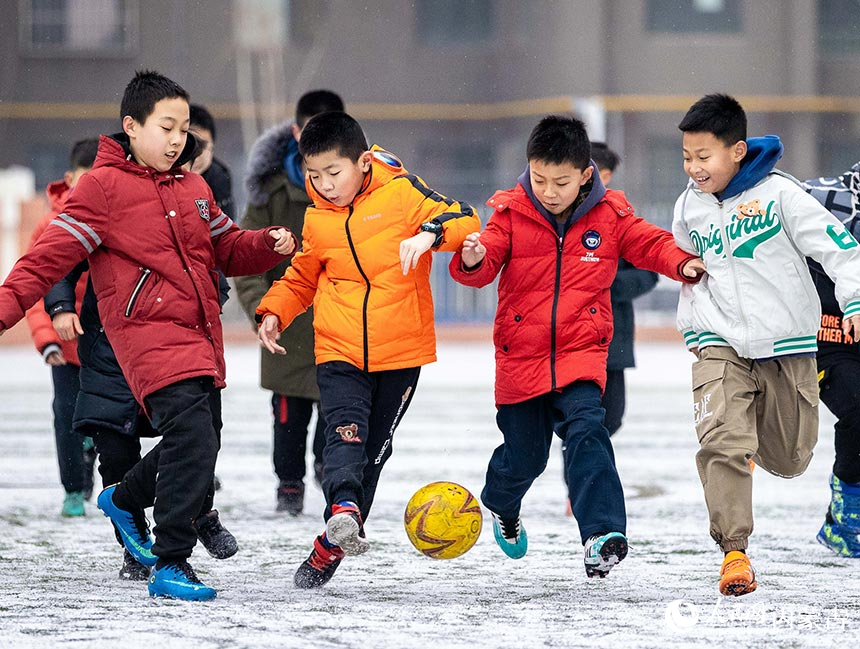 内蒙古呼和浩特市玉泉区恒昌店巷小学五里营校区的学生在进行雪地趣味足球赛。丁根厚摄