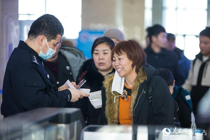 二连出入境边防检查站移民管理警察为旅客办理通关手续。郭鹏杰摄